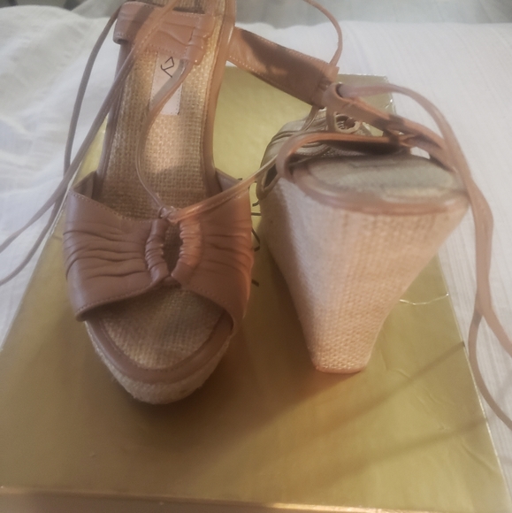 Super hot for 2025!! Tan leather lace up wedges - Picture 2 of 5